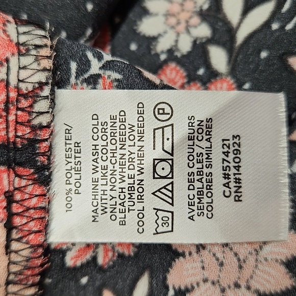 Loft Outlet Black Print Blouse. 3/4 Sleeve, Pullover, Ruffle V Neck, Medium - Picture 5 of 7